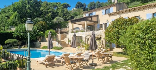 Blick auf den Pool und das Loup Castel Boutique Hotel – provenzalischer Charme und diskreter Luxus in Harmonie
