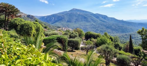 Blick vom Garten des Loup Castel auf den Pic de Courmettes – provenzalischer Charme trifft unberührte Natur