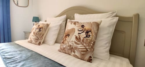 Elegantes und komfortables Bett in einem provenzalischen Gästezimmer des Loup Castel an der Côte d’Azur
