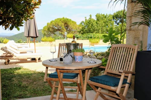 Provenzalische Terrasse mit dezentem Charme, mit Blick auf den Pool und das Panorama des Loup-Tals
