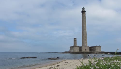 Phare sur la plage rocheuse près du Gîte La Vallee Joly au Vast, Normandie, France