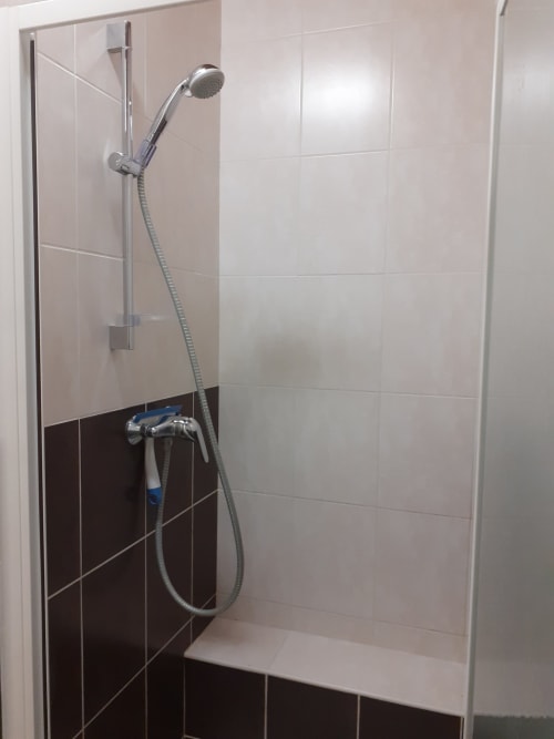 Douche moderne avec carrelage bicolore à l'appartement Chalet Les Arcosses à La Giettaz