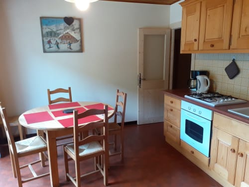 Cuisine et salle à manger de l'appartement Chalet Les Arcosses à La Giettaz, avec mobilier en bois et décor montagnard