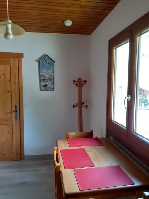 Chapelle minimaliste avec croix en bois, tapis de prière et vue sur les montagnes au Chalet Les Arcosses à La Giettaz