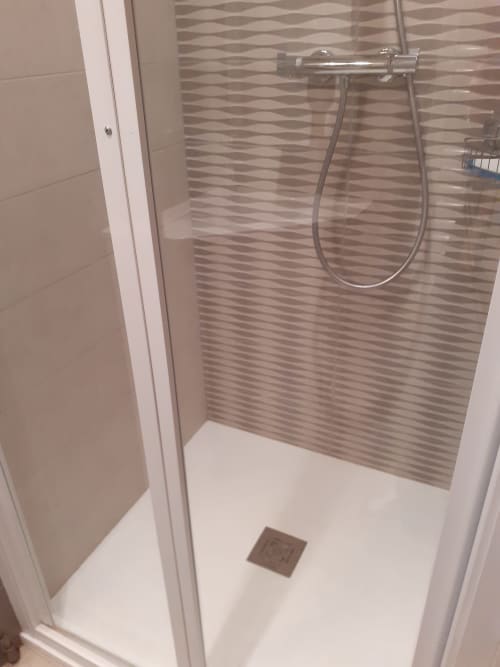 Douche moderne aux carrelages rayés et socle blanc du Chalet Les Arcosses, La Giettaz