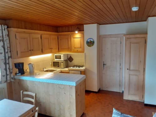 Cuisine rustique alpine de l'appartement Chalet Les Arcosses à La Giettaz, avec mobilier en bois et décoration montagnarde
