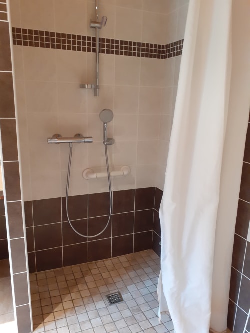 Douche à l'italienne moderne avec paroi en verre au Chalet Les Arcosses, La Giettaz. Équipée d'une pomme de douche pluie et d'un flexible.