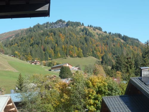 Vue sur la vallée alpine avec forêt et chalets du Chalet Les Arcosses, La Giettaz, France