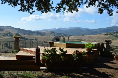 Terrazza Agri-Bio Santa Palmira con piscina vista sulla campagna toscana e colline ondulate