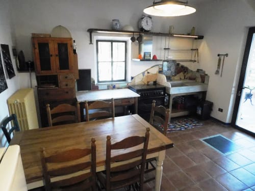 Rustikaler Ess- und Küchenbereich im Agri-Bio Santa Palmira in Pomarance mit Holztisch, traditionellen Möbeln und modernen Details