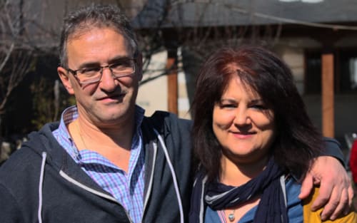 Dos gestores de propiedad sonriendo al aire libre en el hotel Turismo en Sanabria de Vigo, Zamora