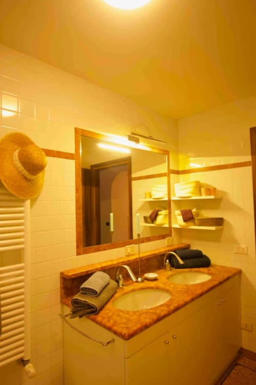 Elegante mobile bagno con doppio lavabo e illuminazione calda della Suite Ca Cortigiane a Venezia