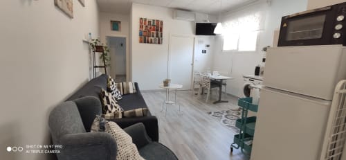 Moderno estudio en Apartamentos Huelintown, Málaga, con salón, cocina americana, TV y cómoda zona de descanso