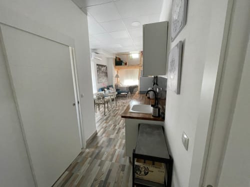 Pasillo estrecho del apartamento Huelintown en Málaga, con zona de cocina y estar visible