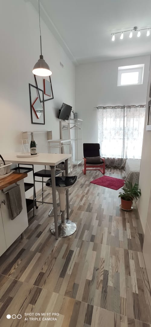Moderno apartamento estudio en Apartamentos Huelintown en Málaga con comedor, kitchenette y sala de estar