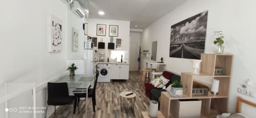 Moderno estudio en Apartamentos Huelintown, Málaga con cocina americana, zona de trabajo, sala y decoración contemporánea