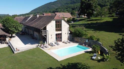 maison-habitation-vue-jardin-et-piscine-gite.lepasdemoineau