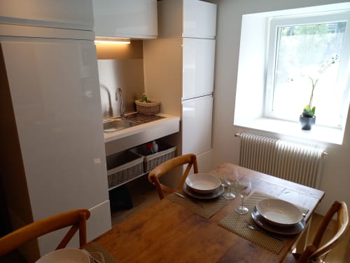 Kitchenette moderne avec espace repas à l'appartement Moulin de la Chevanne B&B, Champlive