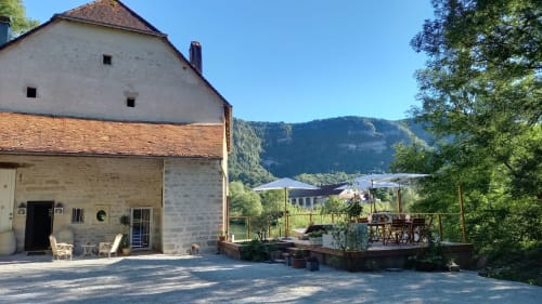 Moulin de la Chevanne, bâtisse en pierre avec terrasse, vue sur la vallée de la rivière à Champlive