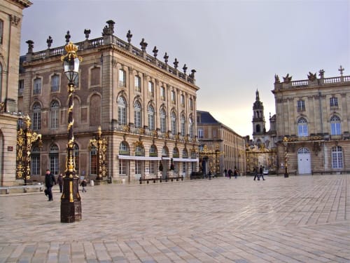 Place Stanislas historique à Nancy, France avec ses élégants candélabres dorés et son architecture classique