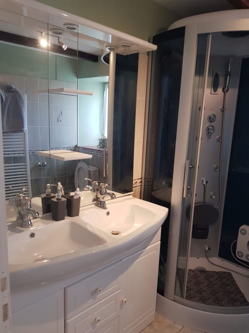 Salle de bain moderne au Pommier avec double vasque, grand miroir, douche pluie et sèche-serviettes chauffant en Suite.