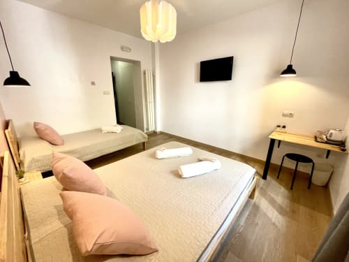 Opera Rooms | Alojamiento con mucho encanto en el centro de Madrid. Habitaciones amplias luminosas con baño privado. 