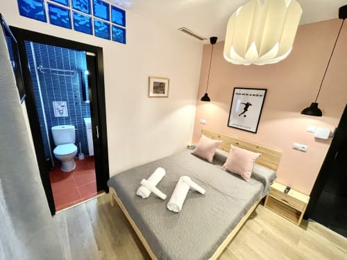 Opera Rooms | Alojamiento con mucho encanto en el centro de Madrid. Habitaciones amplias luminosas con baño privado. 