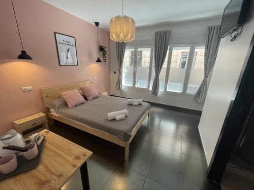 Opera Rooms | Alojamiento con mucho encanto en el centro de Madrid. Habitaciones amplias luminosas con baño privado. 