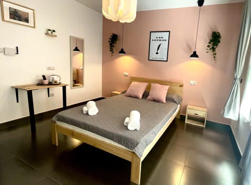 Opera Rooms | Alojamiento con mucho encanto en el centro de Madrid. Habitaciones amplias luminosas con baño privado. 