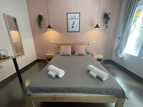 Opera Rooms | Alojamiento con mucho encanto en el centro de Madrid. Habitaciones amplias luminosas con baño privado. 