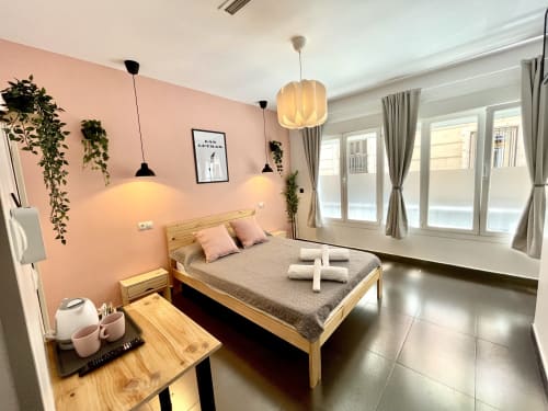 Opera Rooms | Alojamiento con mucho encanto en el centro de Madrid. Habitaciones amplias luminosas con baño privado. 