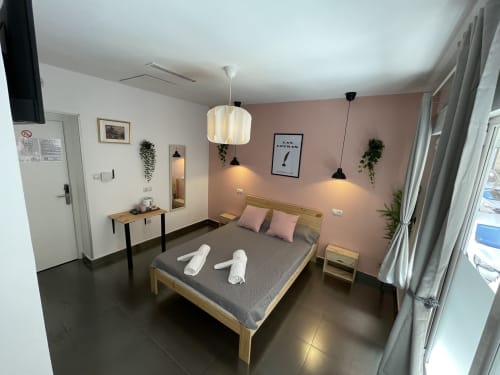 Opera Rooms | Alojamiento con mucho encanto en el centro de Madrid. Habitaciones amplias luminosas con baño privado. 