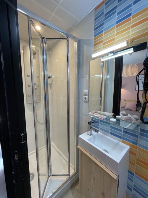 Opera Rooms | Alojamiento con mucho encanto en el centro de Madrid. Habitaciones amplias luminosas con baño privado. 