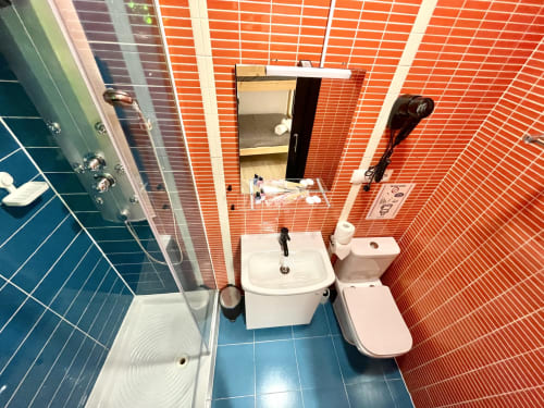 Opera Rooms | Alojamiento con mucho encanto en el centro de Madrid. Habitaciones amplias luminosas con baño privado. 