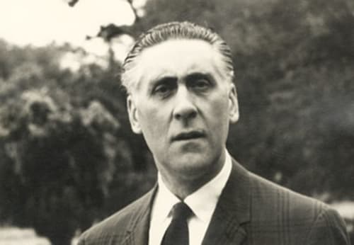 Retrato formal de hombre distinguido en traje en La Venta de Miyares, Piloña