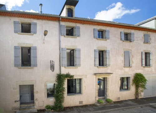 La Maison De Siloe, gîte à Villefranche de Rouergue - bâtisse en pierre beige aux volets bleus