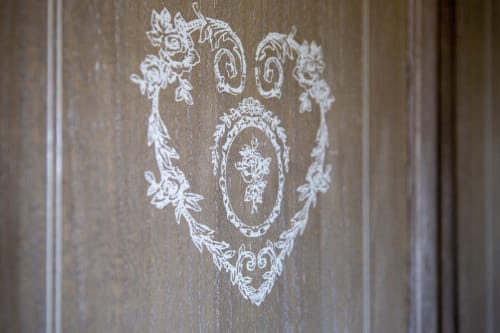 Broderie florale blanche ornementale sur panneau mural en bois à La Maison De Siloe, boutique-gîte de Villefranche de Rouergue