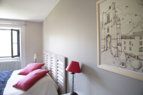 Chambre cosy de La Maison De Siloe B&B à Villefranche de Rouergue avec coussins roses, tête de lit blanche et tableau de château