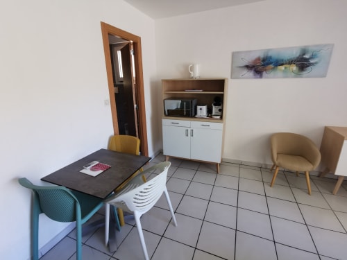 Kitchenette moderne et coin repas de la Résidence Saint Michel BnB à L'île Rousse avec mobilier en bois et carrelage