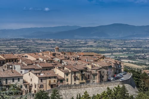 Borgo medievale di Montepulciano con tetti in terracotta affacciati sulla valle toscana