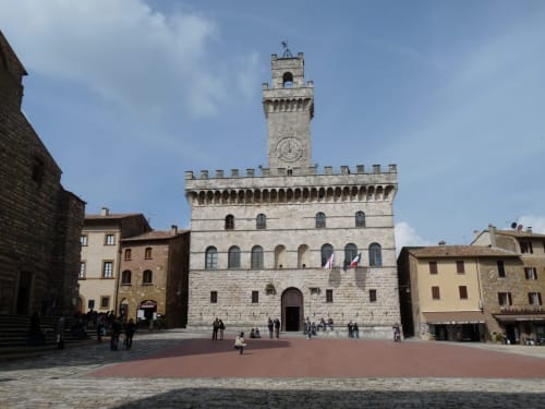 Piazza storica di Montepulciano con palazzo rinascimentale e torre dell'orologio, vicino a La Locanda del Vino Nobile