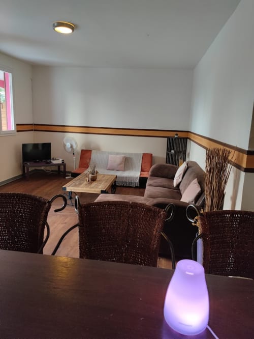 Spacieux séjour à la Résidence Les 2 Moulins avec salon, TV et espace à manger à Le Moule, Guadeloupe