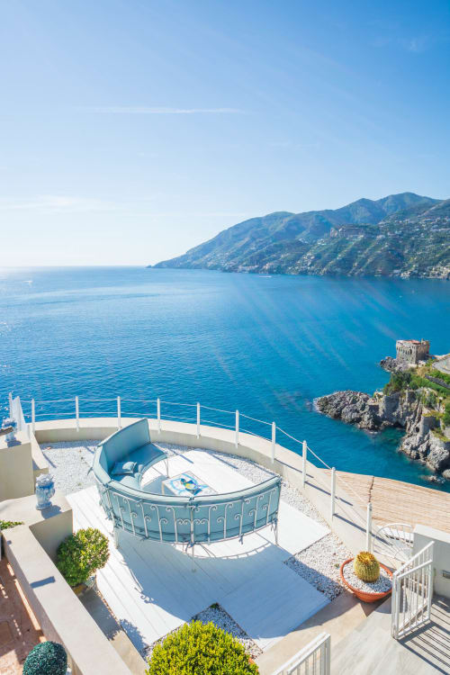 Lussuosa terrazza con jacuzzi con vista sulla Costa d'Amalfi, mare, montagne e torre in rovina a Maiori