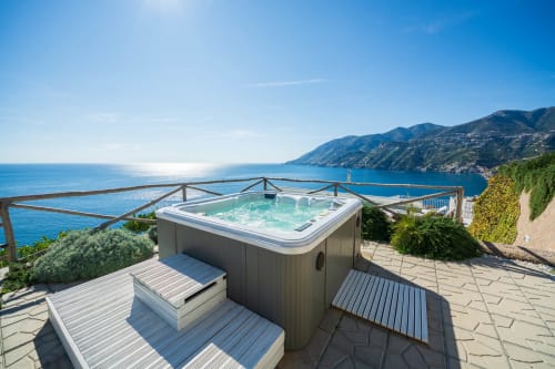 Esclusiva vasca idromassaggio sul terrazzo con vista sulla Costa d'Amalfi presso Villa Costanza, Maiori con veduta sul Mar Mediterraneo