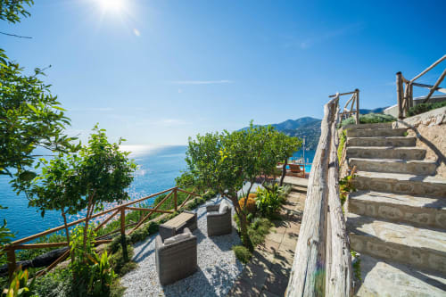 Gradini in legno della terrazza che conducono al patio con vista mare di Villa Costanza, Maiori Costiera Amalfitana con le acque blu del Mediterraneo