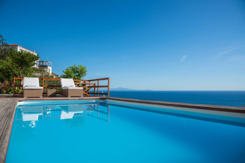 Piscina a sfioro con lettini vista sul Mar Tirreno azzurro, Villa Costanza, Maiori Costiera Amalfitana