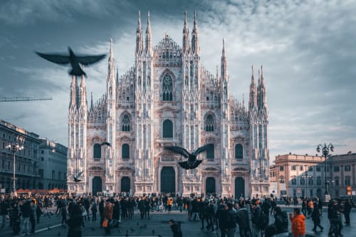 Le iconiche guglie gotiche del Duomo di Milano con la folla in Piazza Duomo, vicino al B&B Porta Tosa