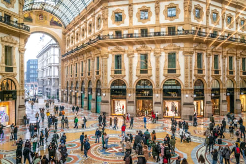 Galleria Vittorio Emanuele II a Milano: elegante architettura, lussuose boutique e folla presso Porta Tosa