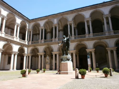 Cortile classico alla Porta Tosa B&B Milano con colonne ad arco e statua