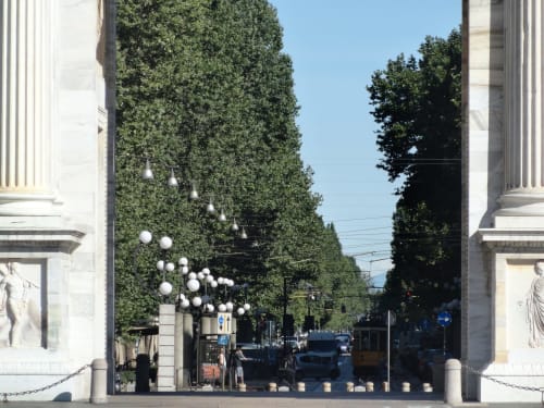 Elegante via alberata dalla boutique hotel Porta Tosa di Milano, con architettura classica e strada bianca